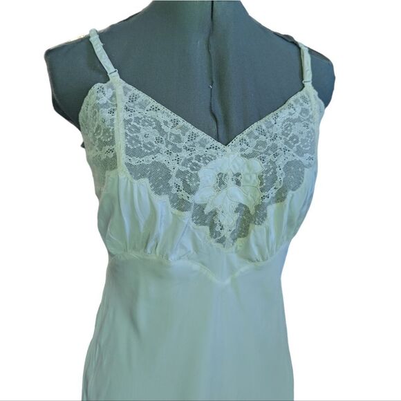 vintage women's 60s white nylon gown slip with lace details - Picture 10 of 11